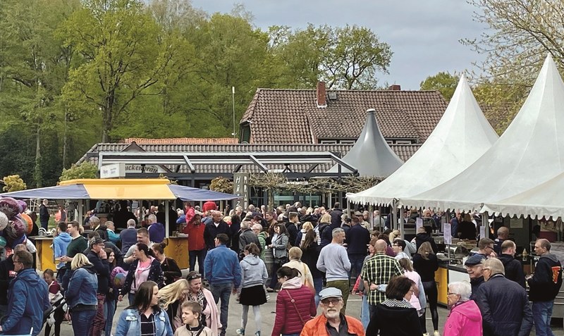 Im Polyp geht es rund: Das Fahrgeschäft gehörte am vergangenen Wochenende zu den Attraktionen auf dem Walsroder Frühlingsmarkt. Foto: Reinbold (3)