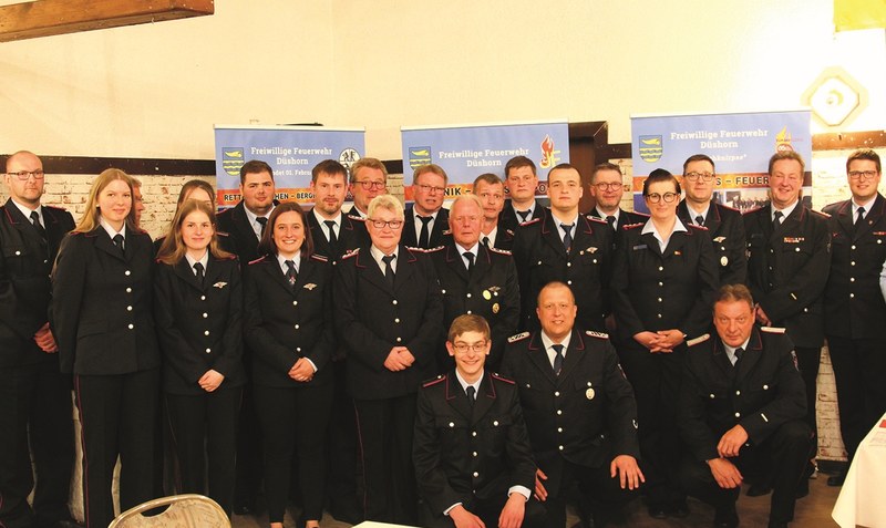 Zahlreiche Mitglieder der Düshorner Feuerwehr wurden geehrt und befördert.Foto: Feuerwehr/Klamet