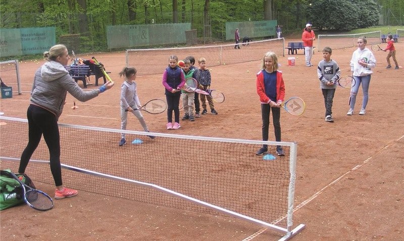 Beim Aktionstag “Deutschland spielt Tennis” konnten auch die Jüngsten schon mal reinschnuppern, jetzt folgt der offizielle Liga-Star für alle Mannschaften. Foto: TCE