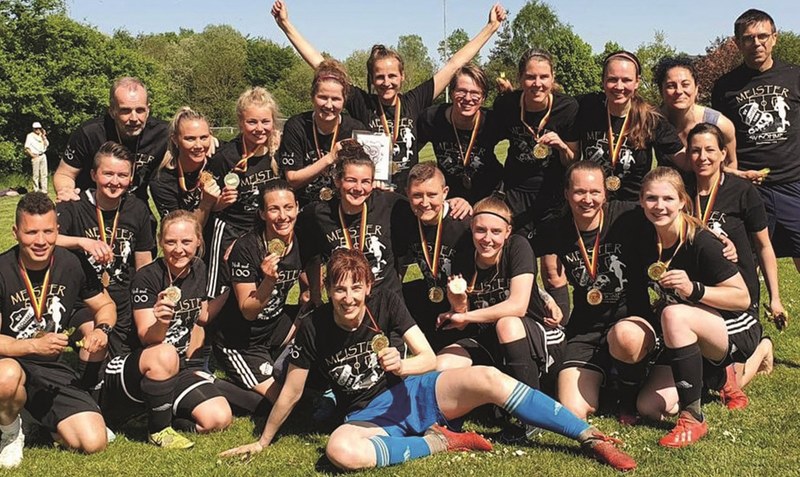 Stolz präsentieren Böhmes Frauen und ihr Trainerteam ihre Meister-Medaillen nach dem vorzeitigen Meisterstück in der Fußball-Bezirksliga. Foto: SVB
