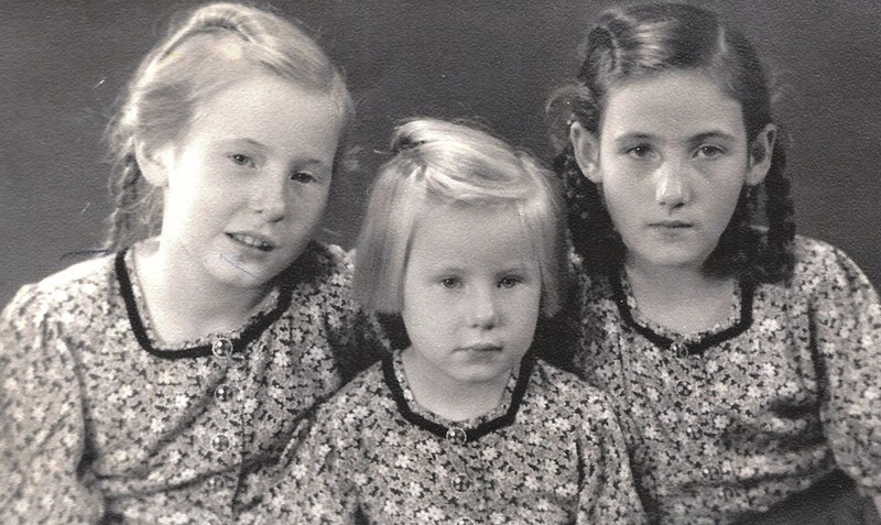 Ilse Eggersglüß-Koth, geb. Behn, (rechts) mit ihren Schwestern Hanna (links) und Christel, etwa 1943. Foto: Ortsarchiv Dorfmark