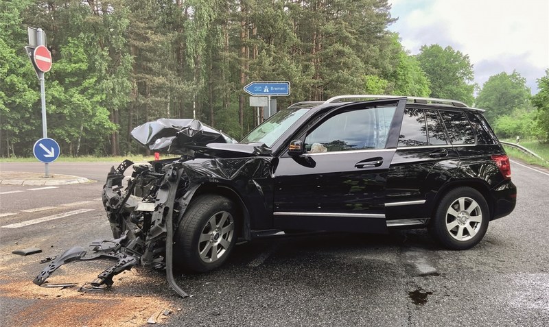 Vorfahrt übersehen: Der Mercedes des 58-Jährigen aus Hambühren ist nach dem Zusammenstoß am Dienstagmorgen ein Totalschaden. Foto: Reinbold