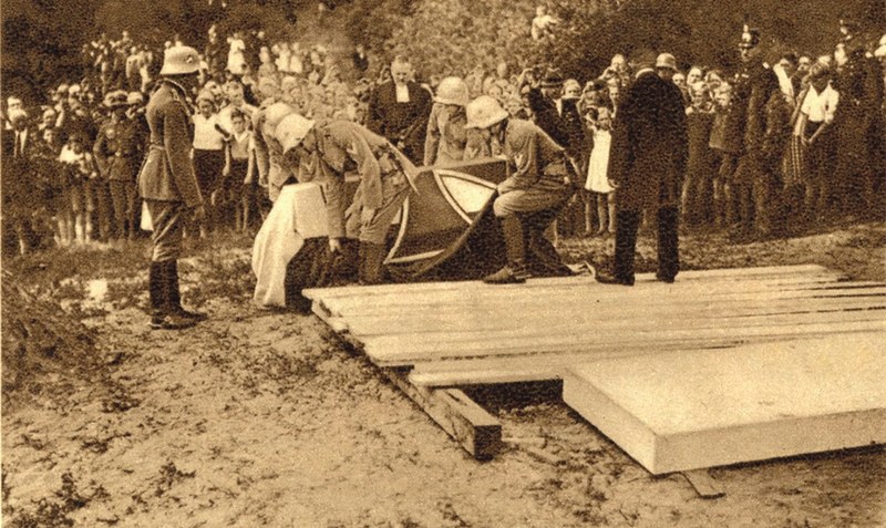 Die Beisetzung der sterblichen Überreste von Hermann Löns im Tietlinger Wacholderhain.Foto: Stadtarchiv