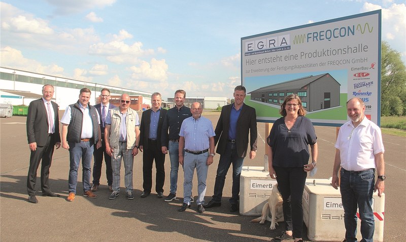 Egra- und Freqcon-Geschäftsführer, Partner aus der Bau- und Bankbranche sowie Samtgemeindebürgermeister stellten das neue Projekt vor. Foto: Hillmann
