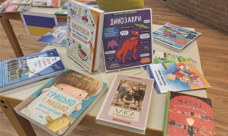 Auch für weitere Fremdsprachler hält die Bücherei entsprechende Medien bereit, neu sind Angebote für Geflüchtete aus der Ukraine. Foto: Stadtbücherei