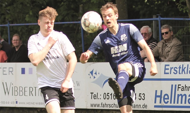 Germania Walsrode (rechts Marco Petermann) hat es nicht mehr in der eigenen Hand, ob die Bezirksliga gehalten wird. Ein eigener Sieg gegen den MTV Egestorf ist Pflicht. Aber nur, wenn Eintracht Elbmarsch nicht gegen die SG Eldingen gewinnt, bleibt die SGW in der Liga.