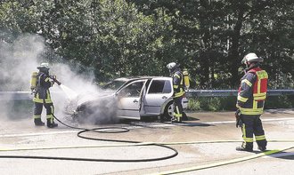 Am Sonnabendmittag brannte auf der A 27 zwischen Walsrode und Verden ein Pkw. Foto: Feuerwehr