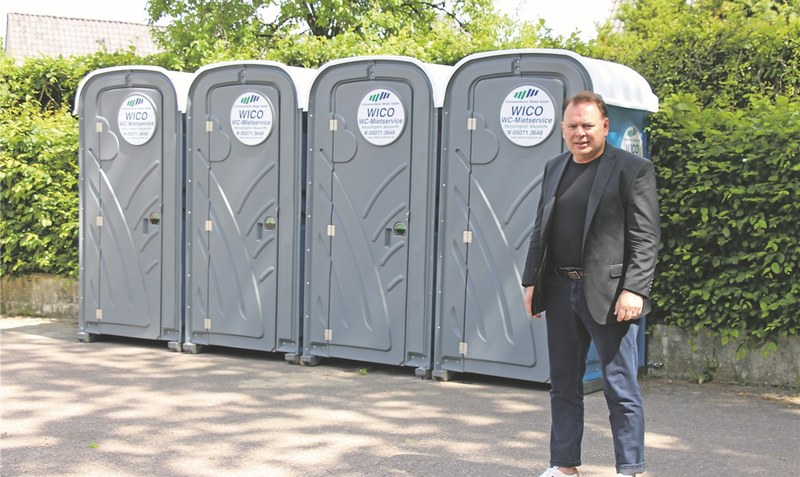 Bürgermeister Rolf Schneider inspiziert die neu aufgestellten WC-Kabinen neben dem Sebastian-Kneipp-Platz. Foto: Eickholt