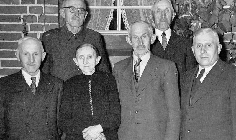 Aus dem Familienalbum: Großmutter Buhr mit fünf ihrer sieben Brüder, etwa um 1960. Foto: Isernhagen