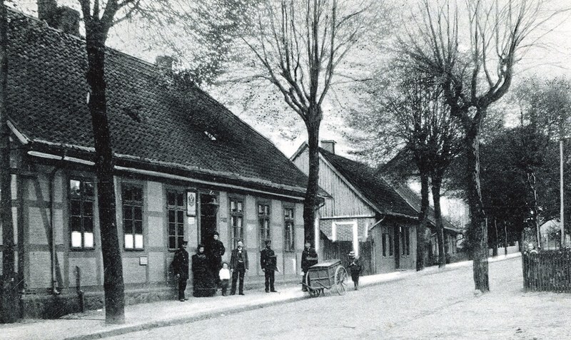 Bis 1902 gab es in Fallingbostel nur einen öffentlichen Telefonanschluss im Postgebäude an der Cellerstraße (heute Vogteistraße): Dort konnte man auch Telegramme aufgeben. 1872 war der Ort als erster im Kreis ans Telegrafennetz angeschlossen worden.Foto: Stadtarchiv Bad Fallingbostel