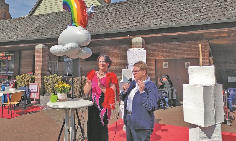 Miss Ginger (links) und Bürgermeisterin Helma Spöring eröffnen gemeinsam den Tag der Vielfalt in Walsrode.