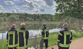 Dank den Helferinnen und Helfern bei der Freiwilligen Feuerwehr schwimmt der Schwan wieder auf dem Klostersee in Walsrode. Foto: Feuerwehr/Jens F&Atilde;&frac14;hrer