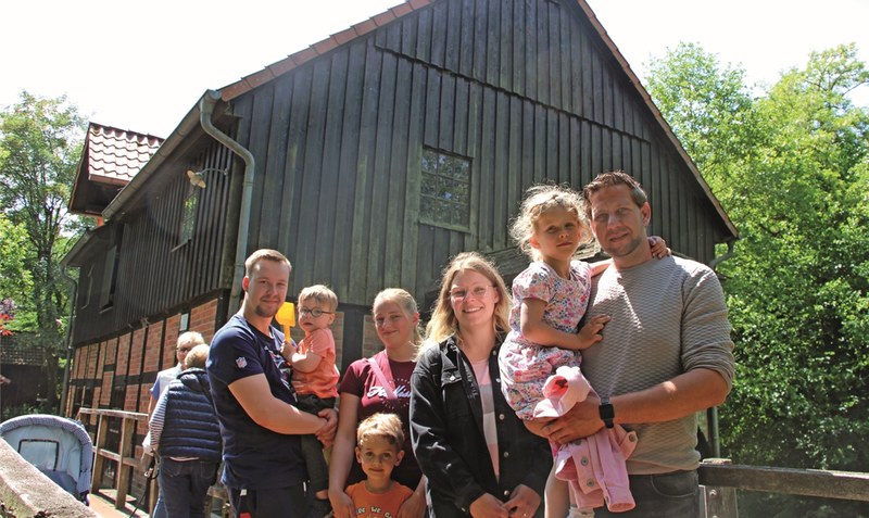 Ausflug mit dem Nachwuchs: Familie Carstens aus Bomlitz (rechts) und Familie Krohn/Poppe aus Altenboitzen. Foto: Langemeyer