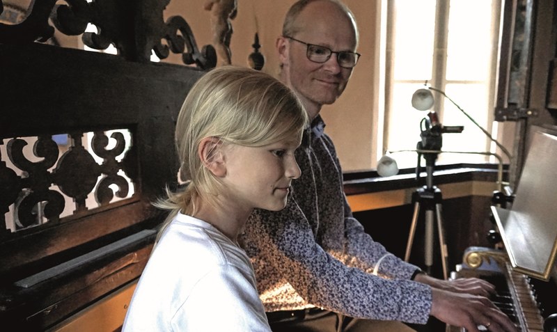 Sohn Jonathan und Vater Holger Brandt an der Stellichter Orgel. Jonathan hat mit drei Jahren Zugang zur Musik gefunden. Im Alter von elf Jahren spielt er Saxophon. Foto: Brunhilde Hamann