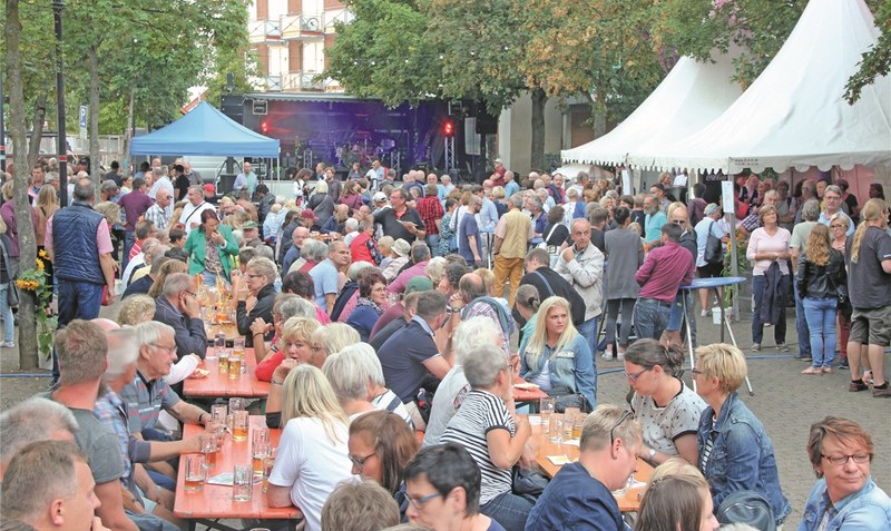 Im Sommer verwandelt sich der Innenstadtbereich am Großen Graben zur Festbühne des Walsroder Mittwochs. Foto: Reinbold