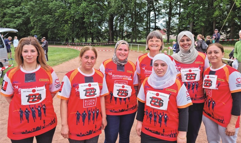 Sportlich: Reem, Dalal, Kholoud, Sawsan, Mona und Hadia mit Priska Wethkamp. Foto: privat