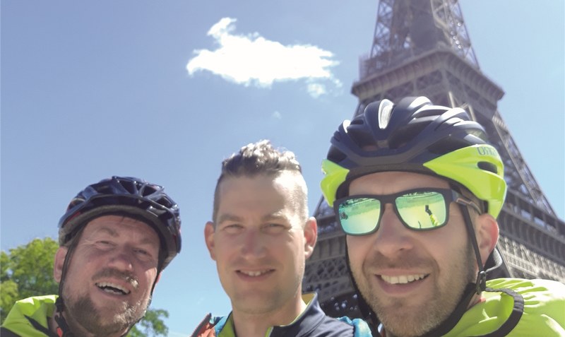 Begeistertes Lächeln vor dem Wahrzeichen von Paris: Rene Holwas, Jens Küster und Torsten Fleischer (v.li.) am Fuße des Eiffelturms. Foto: privat