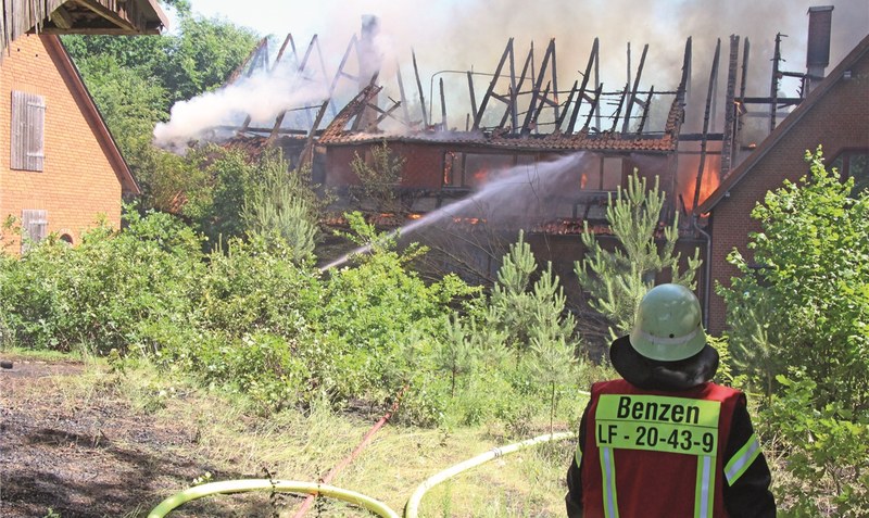 Lichterloh in Flammen: Dieses Wohnhaus in Hollige brannte am gestrigen Donnerstag nieder. Foto: Eickholt