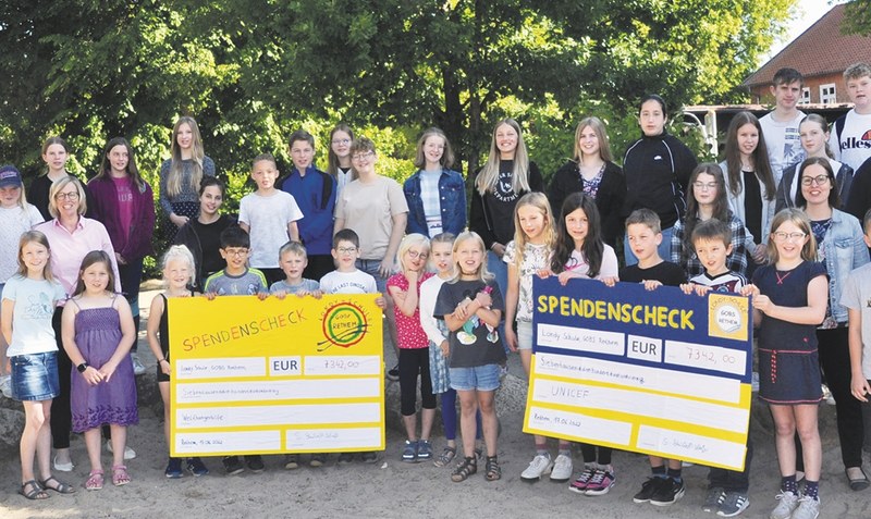 Ausdauer und Geschäftssinn: Die Kinder und Jugendlichen der Oberschule in Rethem präsentieren stolz ihre Spendenschecks. Foto: Fritz Bätje