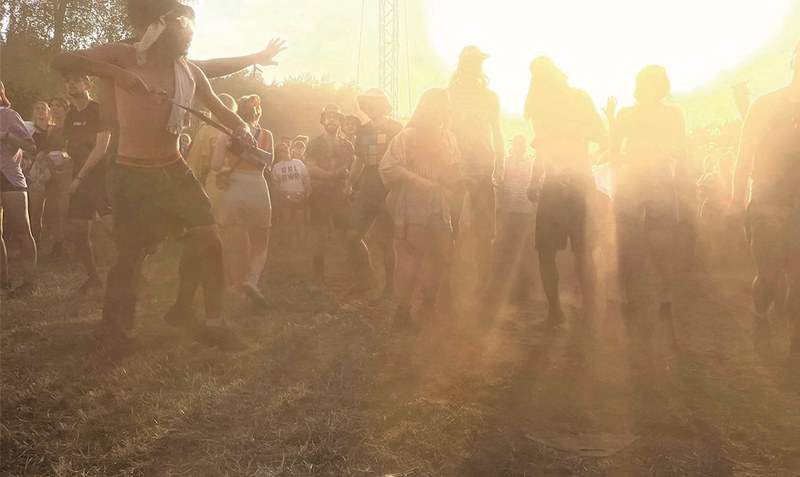 Dreckig, aber schön: Tanzstaub beim Hurricane-Festival. Foto: Weber
