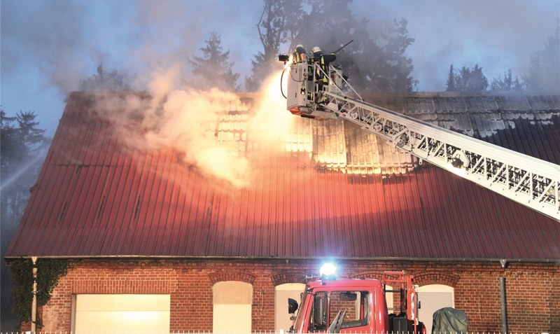 Blechabdeckungen erschweren Löscharbeiten: Um an den brennenden Dachstuhl zu gelangen, wollten die Feuerwehrkräfte das Dach öffnen. Doch die fest verschraubten Bleche waren nur mit Mühe zu entfernen. Foto: Reinbold
