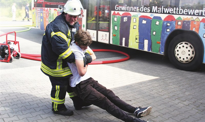 Rettung: Feuerwehrleute aus Bad Fallingbostel mimen die Verletzten. Foto: Feuerwehr