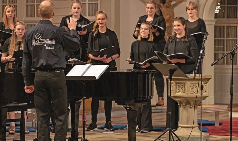 Die Chorgruppen singen ein buntes, sommerliches Programm von peppigen Kanons und Kinderliedern bis zu moderner Kirchenmusik. Fotos: Holger Brandt