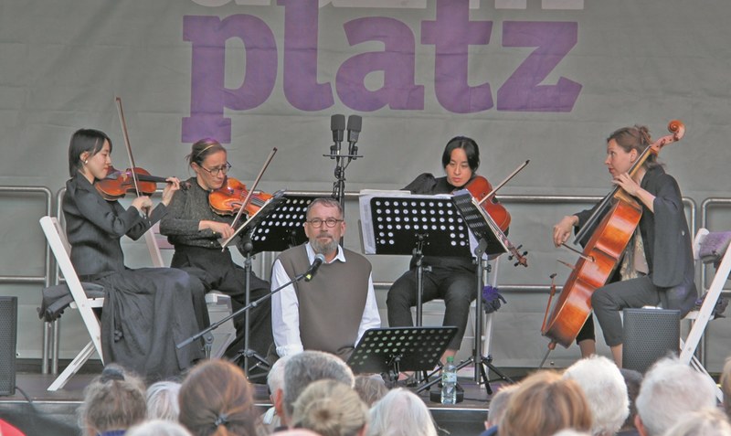 Dramaturgisch: Mit Violinen, einer Viola und einem Violoncello zogen die vier Musikerinnen die mehr als 100 Gäste im Klostergarten in ihren Bann. Foto: Scheele