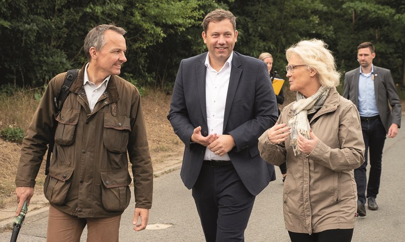 In Begleitung: Bundestagsabgeordneter Lars Klingbeil (Mitte) kam mit Ministerin Christine Lambrecht nach Munster. Foto: Büro Klingbeil