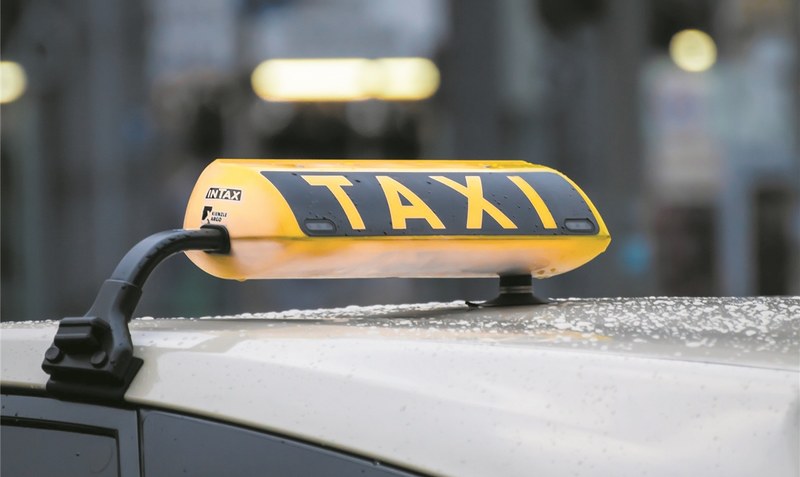 Rolli-Fahrer sollen bei privaten Transporten in Taxen tiefer in die Tasche greifen - doch der Kreistag will die Entscheidung erst später treffen.Foto: pixabay