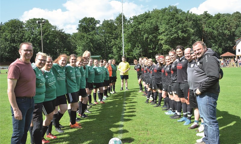 Die Fußball-Damenmannschaften des SV Hodenhagen organisierten ein Überraschungsabschiedsspiel für ihren langjährigen Trainer Lars Hambrock (vorne rechts).Foto: SVH
