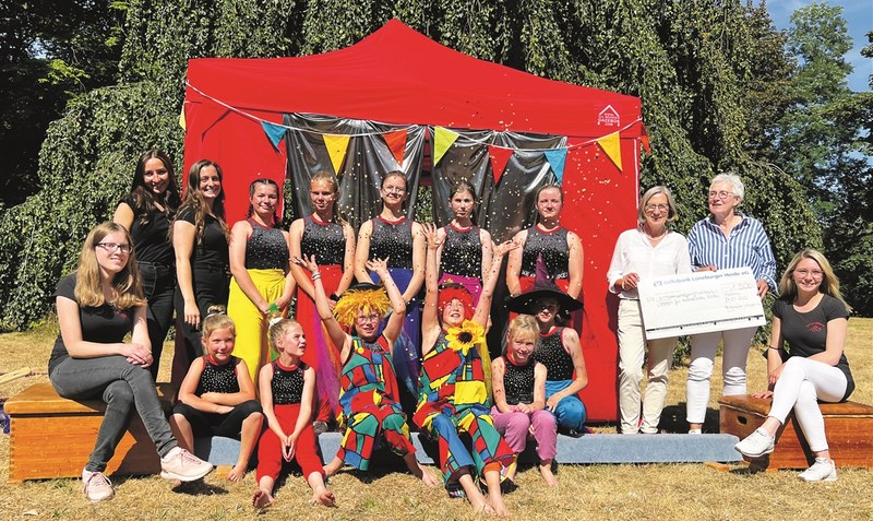 Tolle Unterhaltung und eine Spende: Die Walsroderinnen vom Zirkus Lilleput unterstützten den Verein für krebskranke Kinder in Hannover einmal mehr, dieses Mal mit insgesamt 1500 Euro. Foto: Lilleput
