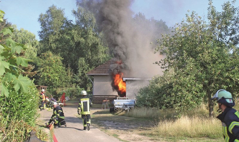 Eine Garage an der Quintusstraße in Bad Fallingbostel brannte völlig aus. Foto: Thomas Klamet