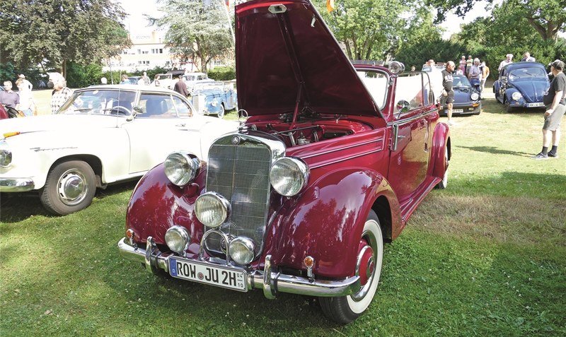 Mit dem Stern auf der Haube: Auch einige sehr gepflegte Mercedes-Exemplare aus der Vor- und Nachkriegszeit fehlten bei der Ausstellung nicht. Foto: Andreas Alps