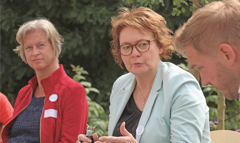Niedersachsens Ministerin für Soziales, Gesundheit und Gleichstellung Daniela Behrens (Mitte) tauschte sich im Geburtshaus Walsrode mit Hebammen aus verschiedenen Landkreisen aus. Foto: Eickholt