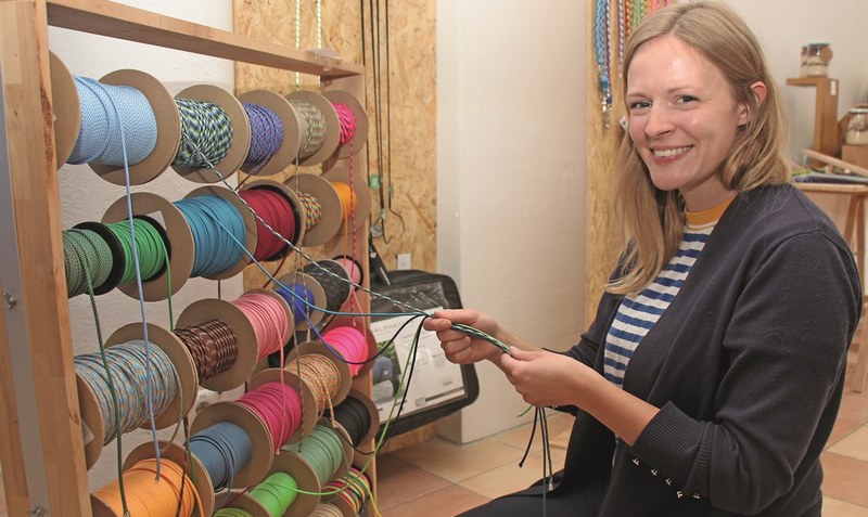 Im Soltauer Pop Up Store produziert und präsentiert die Schneverdingerin Nina Kristin Cziommer unter anderem Handgemachtes für Islandpferde-Fans. Foto: Eickholt