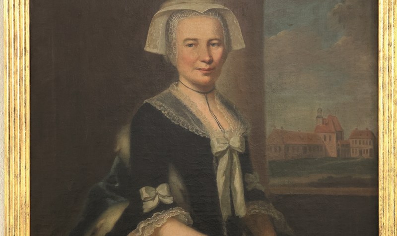 Auf dem Porträt der Äbtissin Sophie Anne Dorothee von Hinüber (1730-1803) ist rechts im Hintergrund die Klosteranlage zu erkennen. Foto: Barbara von Hövel/Klosterkammer