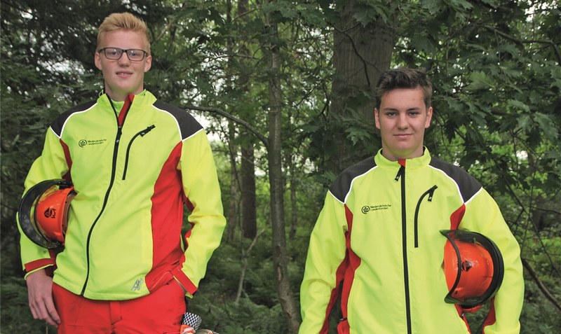 Bereit für den Wald: Thies Riebesehl (links) und Iljas Conrad sind die beiden neuen Auszubildenden zum Forstwirt im Forstamt Rotenburg. Foto: Sierk/Niedersächsische Landesforsten