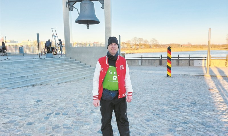 Mit der Reise geht ein Traum in Erfüllung: Nicolai Welke vor der Friedensglocke an der Oderpromenade in Frankfurt. Foto: privat