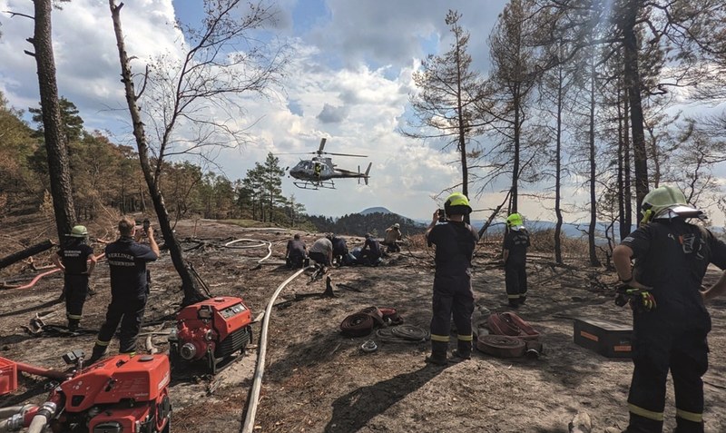 Besonderer Moment, auch für die Einsatzkräfte: Das Mittagessen kommt per Hubschrauber “auf den Berg” geflogen. Foto: Feuerwehr