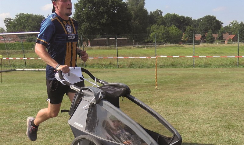 Jan Warnecke vom Marathonclub Walsrode lief die 5,4-Kilometer-Strecke mit Kinderwagen, in dem Tochter Enya saß, und wurde trotzdem Dritter.