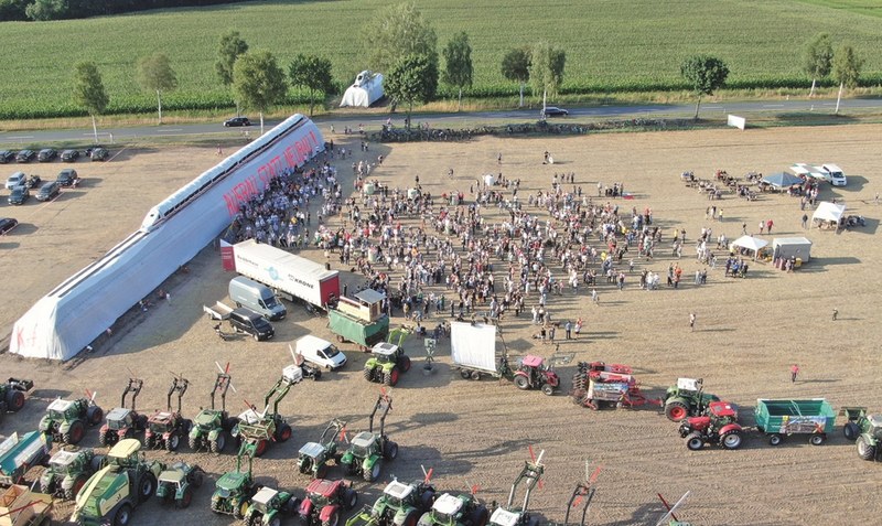 Ein Bahndamm und ein Zug aus 1000 Rundballen - dazu mehr als 1000 Menschen und Dutzende Traktoren mit einem “X” am Frontlader: Die Protestaktion machte optisch einiges her. Foto: Stelter