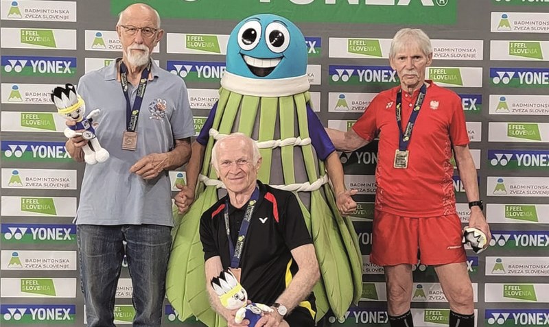 Zweimal auf dem Treppchen: Hans-Hinrich Meyer (links), hier mit seinem Doppelpartner Helmut Wiegand (hockend) und Einzel-Europameister Pawel Gasz, holte bei der Badminton-Senioren-EM in Slowenien zwei Bronzemedaillen. Foto: privat
