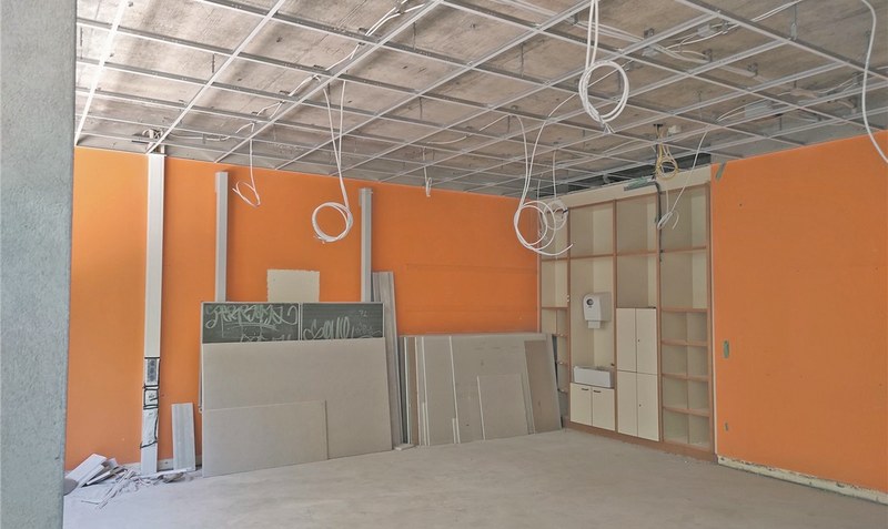 Noch hängen die Kabel aus der Decke der künftigen Unterrichtsräume der Lieth-Schule in Bad Fallingbostel. Foto: Scheele