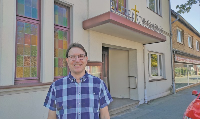 Frank Feldhusen selbst wurde konfirmiert und ist erst später zur Freikirche gekommen, zuletzt hat er in einer Pfingstgemeinde gearbeitet. Foto: Scheele
