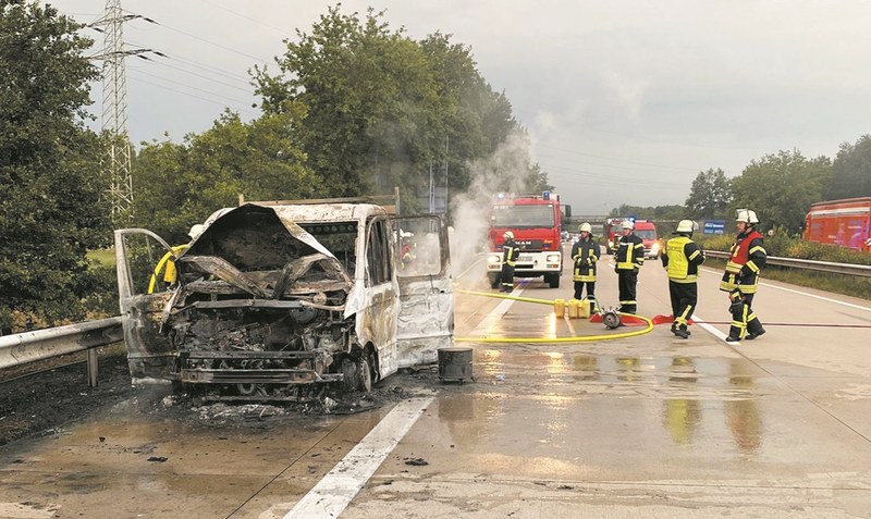Einsatz auf der Autobahn: Ein kleiner Lkw brannte in voller Ausdehnung und musste von den Einsatzkräften abgelöscht werden. Foto: Feuerwehr