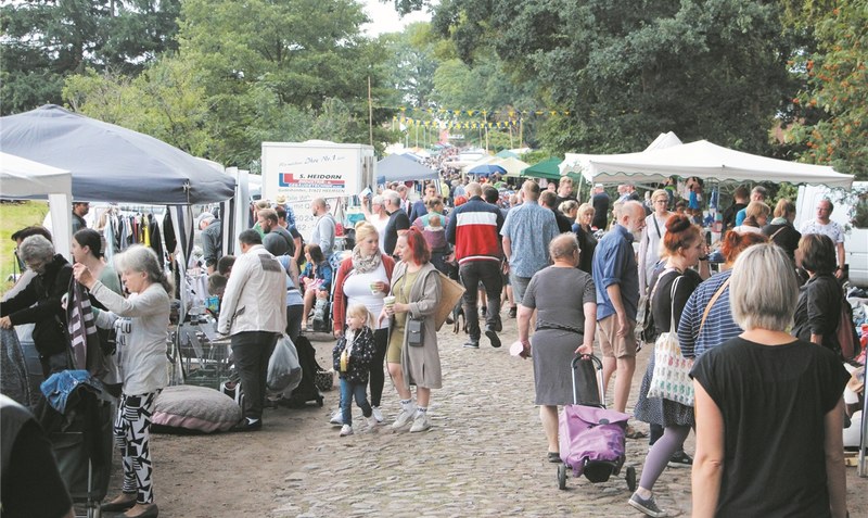 Endlich wieder Flohmarkt in Düshorn: Zahlreiche Besucherinnen und Besucher schlendern über die Verkaufsflächen. Fotos: Hachmeister