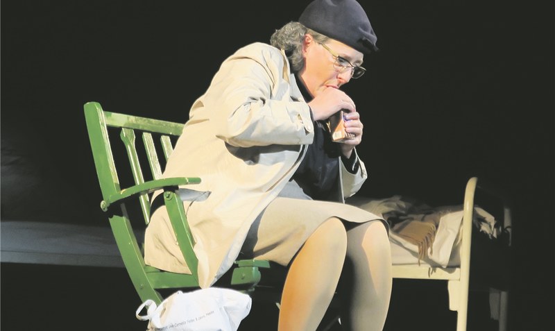 Gisela Nohl spielt beide Rollen: Die der Tochter und eindrucksvoll auch die der Mutter. Foto: D.a.S. Theater Köln
