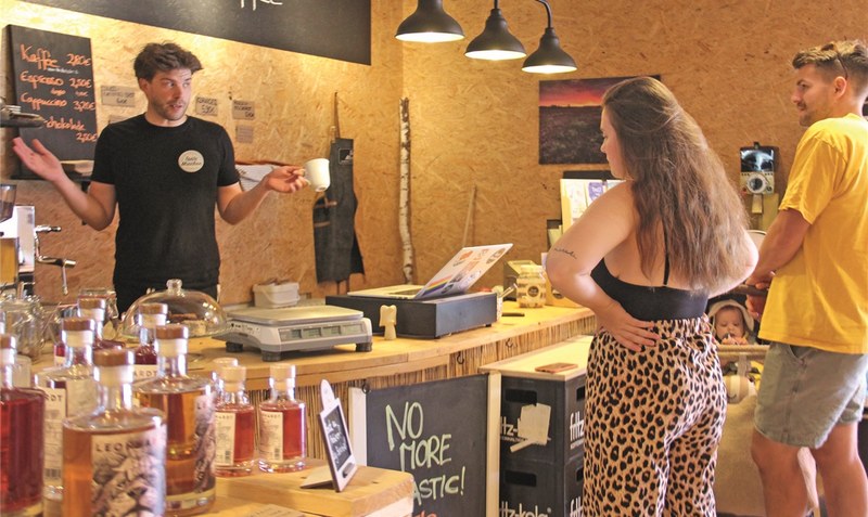 Ein Schnack zwischendurch oder ein Kaffee an der Ladentheke machen für Florian Bartels (links) den Reiz an seinem Beruf aus. Fotos: Heuer