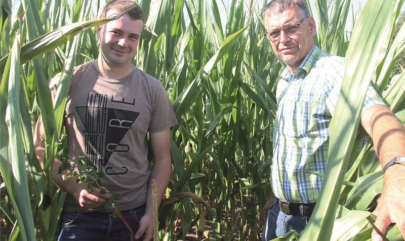 Sehen mit Sorgen den Plänen der EU-Kommission entgegen: Landvolkvorsitzender Jochen Oestmann (rechts) und Landwirt Thore Cordes. Fotos: Hillmann